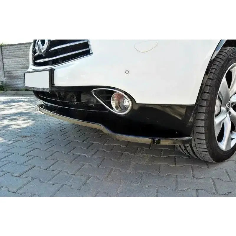 Front splitter på Infiniti Qx70 V.1, nærbilde av svart spoiler og tåkelys foran på hvit bil.
