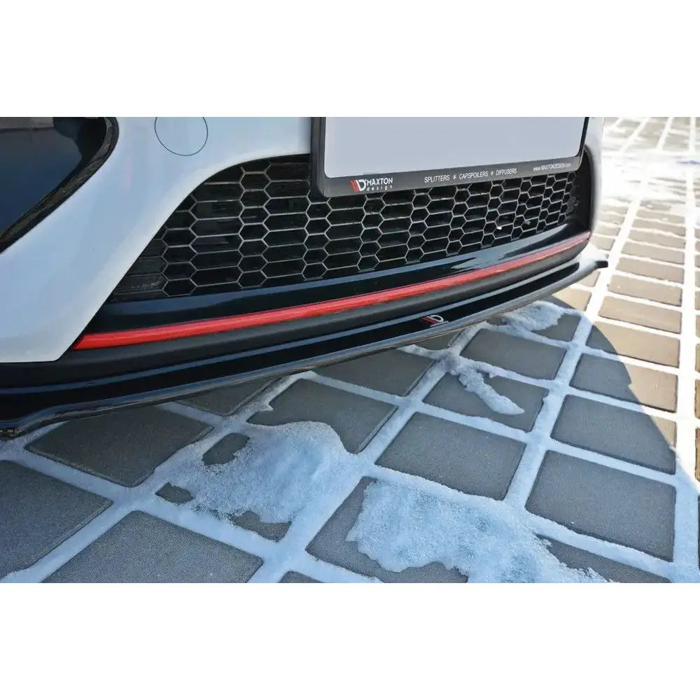 Spoiler til Kia Cee'D GT Mk2 V.1 i sort med rød stripe, montert under fronten på hvit bil på snødekt asfalt.