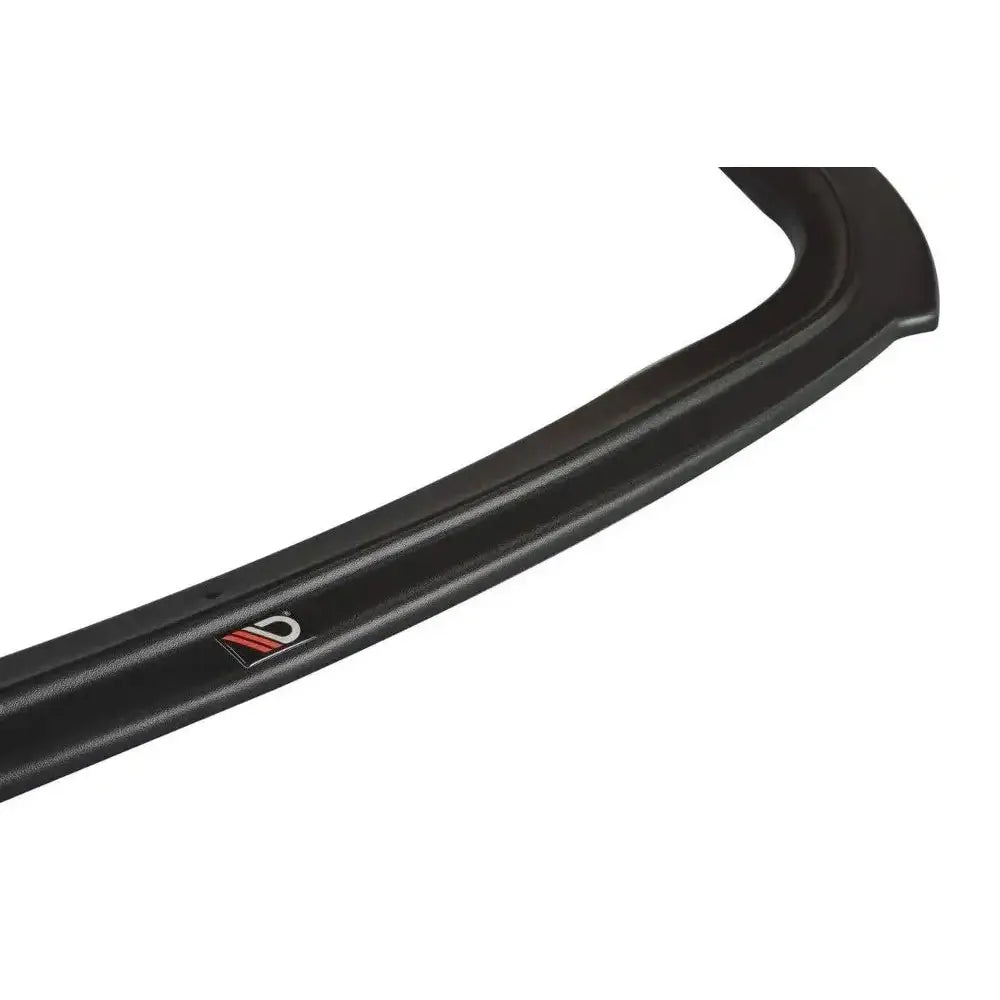 Frontspoiler til Kia Cee'D GT Mk2 V.1 i sort plast, nærbilde med logo på siden mot hvit bakgrunn.