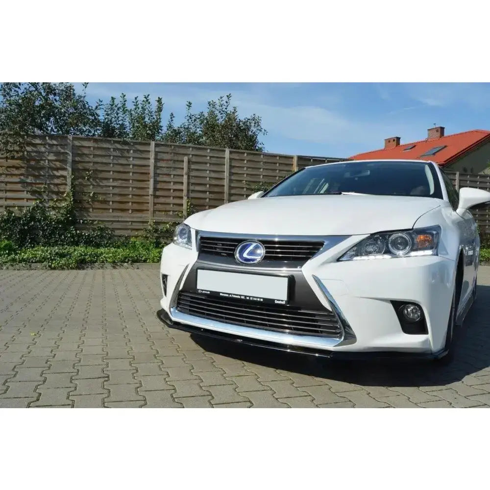Frontleppe på hvit Lexus Ct Mk1 Facelift V.1 sett skrått forfra med grill og logo synlig.