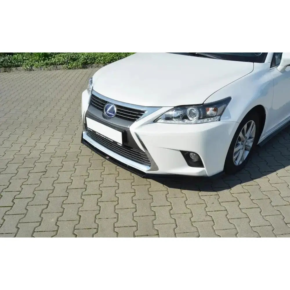 Spoiler til Lexus Ct Mk1 Facelift V.1, nærbilde av hvit front med sort grill og sølvdetaljer.