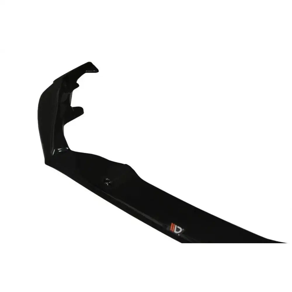 Front lip til Lexus Ct Mk1 Facelift V.1, svart og skinnende med logo på kanten, vist fra skrå vinkel.