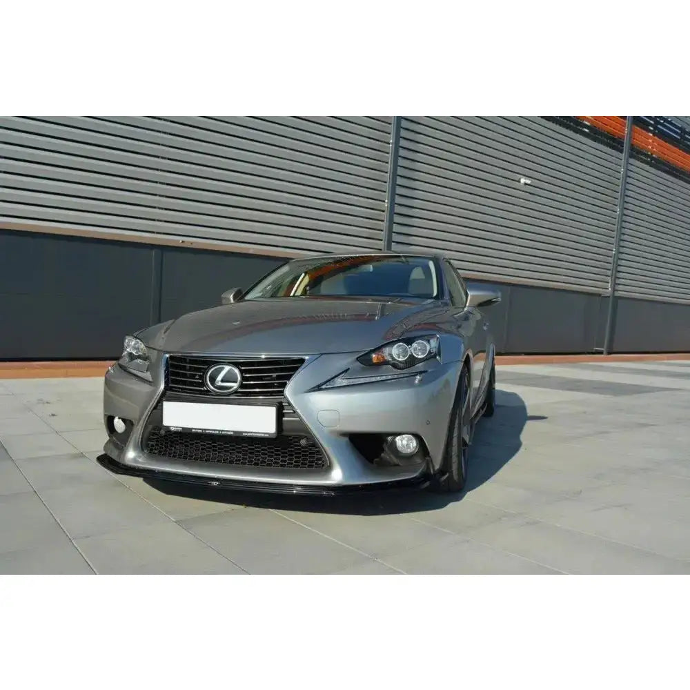 Frontleppe på Lexus IS Mk3 V.1 med sølvfarget front, sorte detaljer og moderne fasade i bakgrunnen.