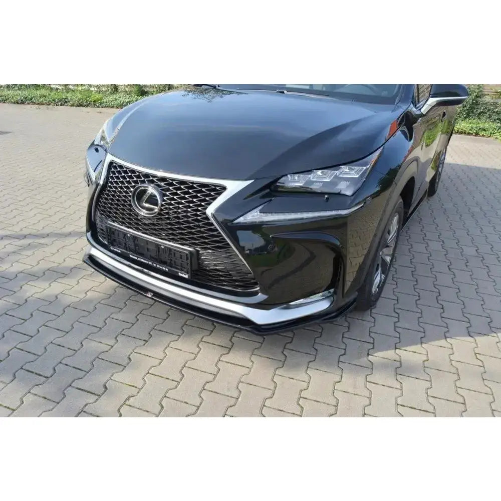 Front splitter til Lexus NX Mk1 F-Sport med sølv grill, kromdetaljer og LED-frontlykter, sett fra lav vinkel.