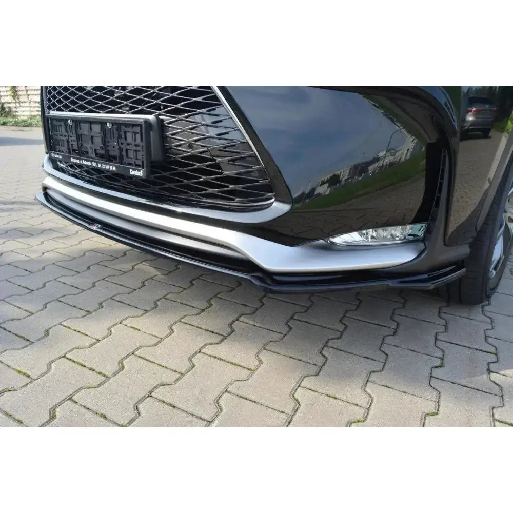 Front lip på Lexus NX Mk1 V.1 F-Sport i svart og sølv, nærbilde av grill, skiltplate og tåkelys.