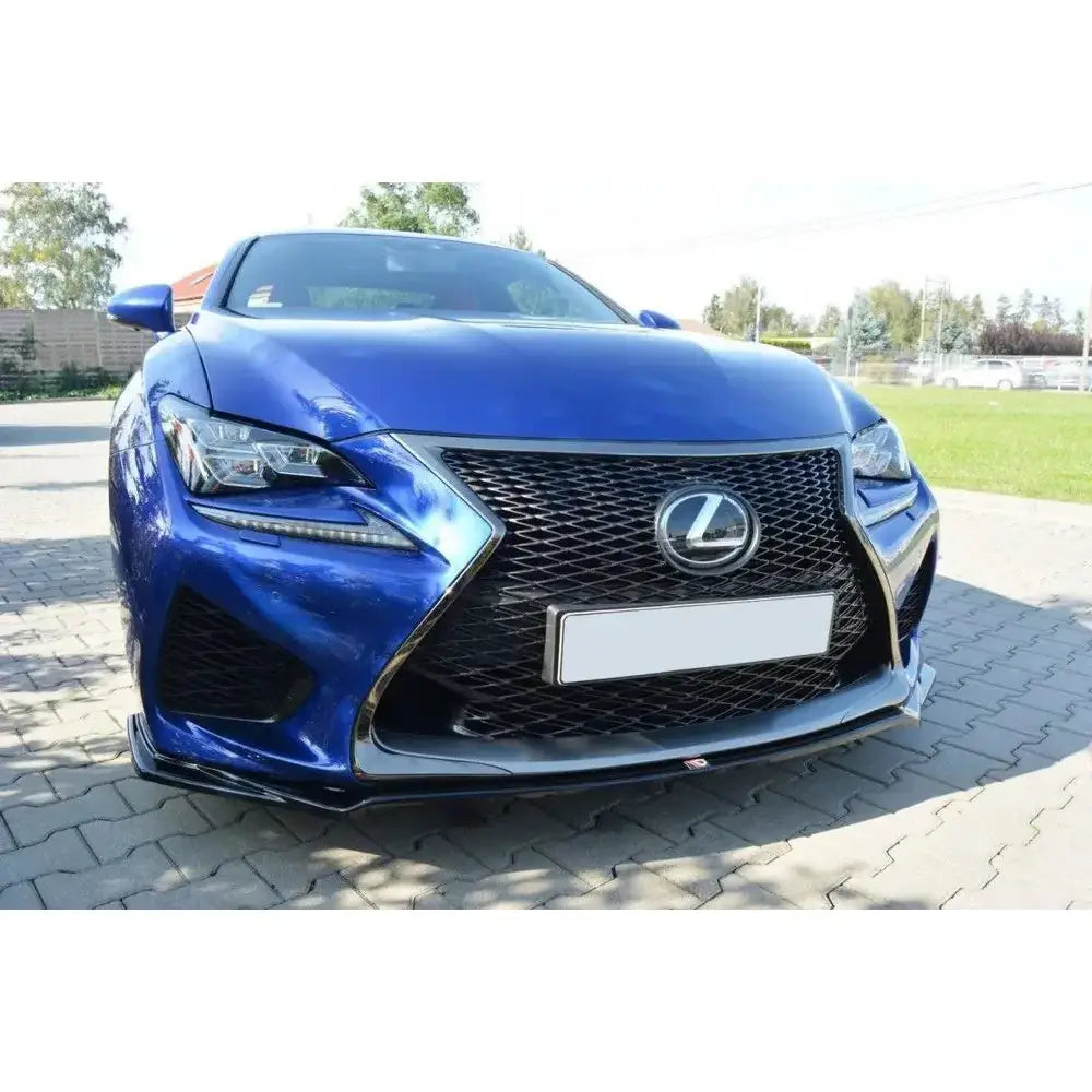 Frontleppe på Lexus Rc F V.1 med stor sort grill, kromdetaljer og markante frontlykter i dagslys.