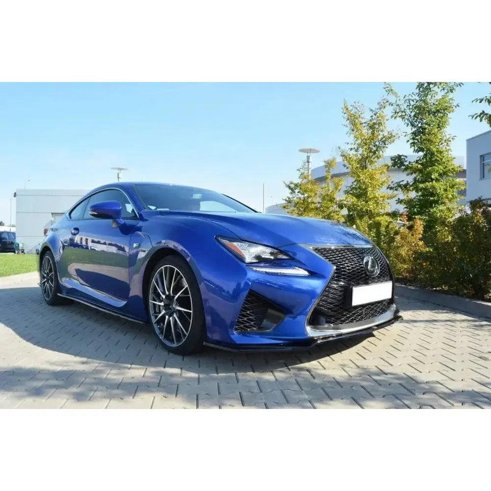 Front splitter på Lexus Rc F V.1 sportsbil i blått med svart grill og markante luftinntak.