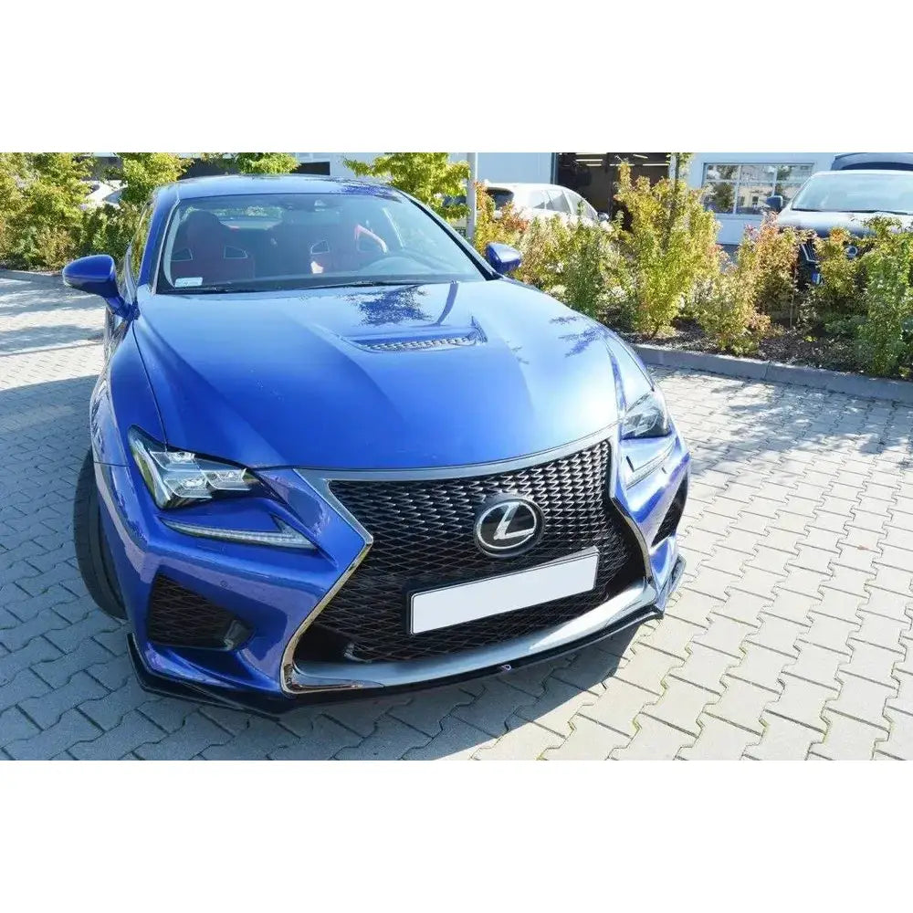 Front lip på Lexus Rc F V.1, blå sportsbil med sort grill og kromdetaljer sett skrått forfra.