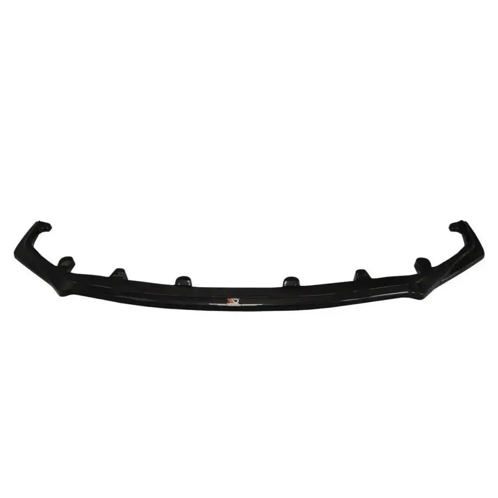 Frontleppe til Lexus Rc F V.1 sett forfra med festeanordninger og logo på hvit bakgrunn.