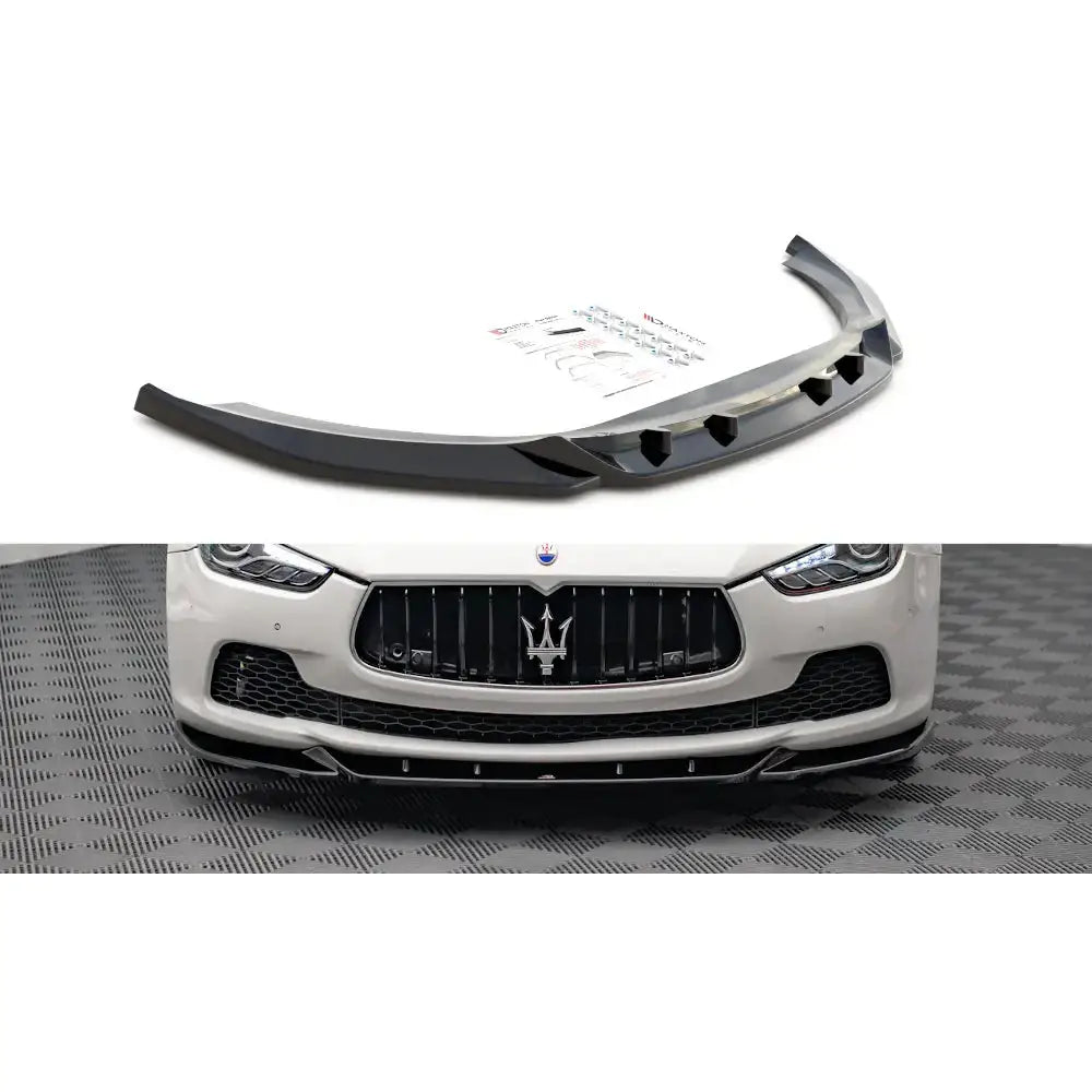 Frontspoiler Maserati Ghibli Mk3 V.1 13- i sort glossy plast med monteringsutstyr, vist foran på bil.