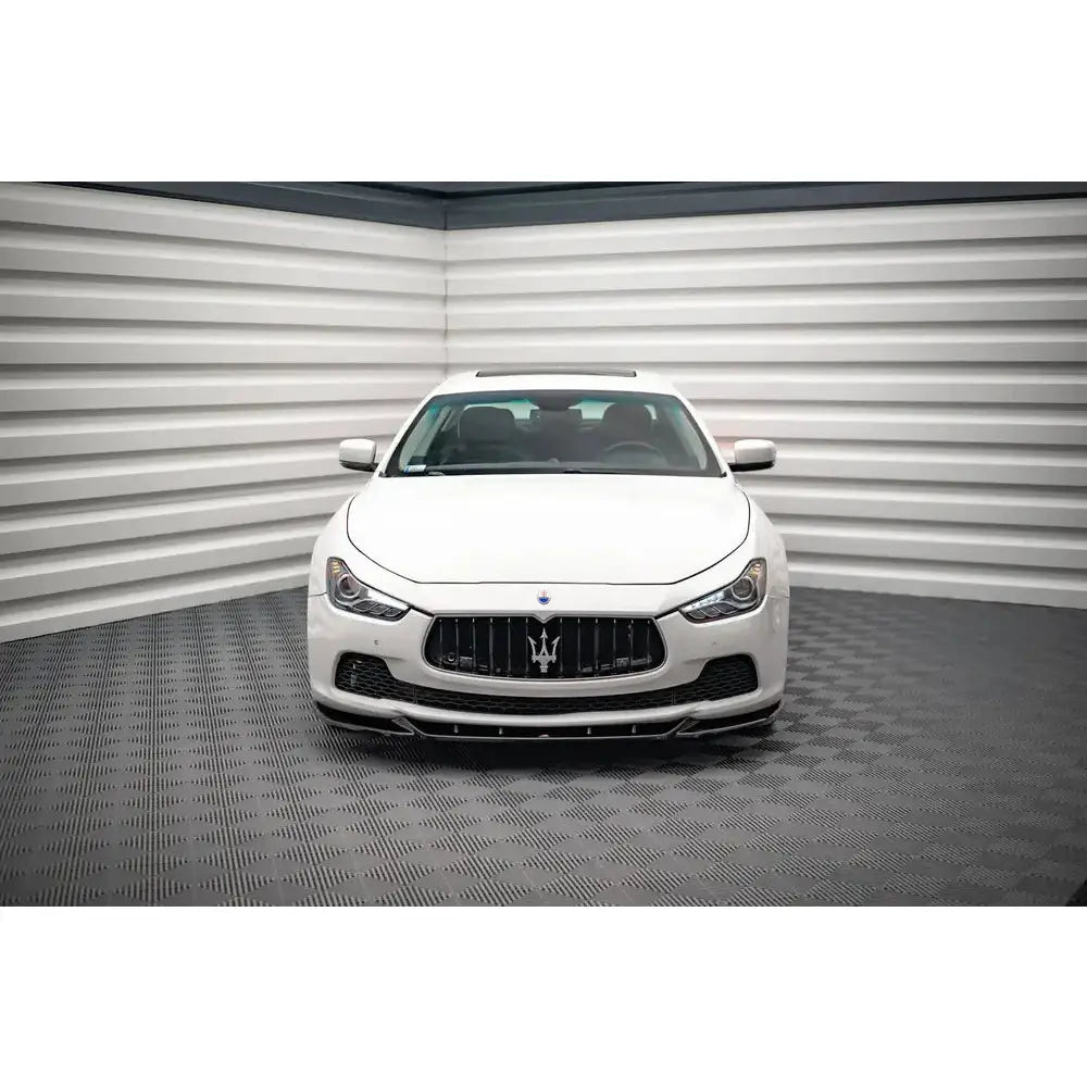 Frontleppe på Maserati Ghibli Mk3 V.1 13- sett forfra med svart grill og emblem i lyst rom.