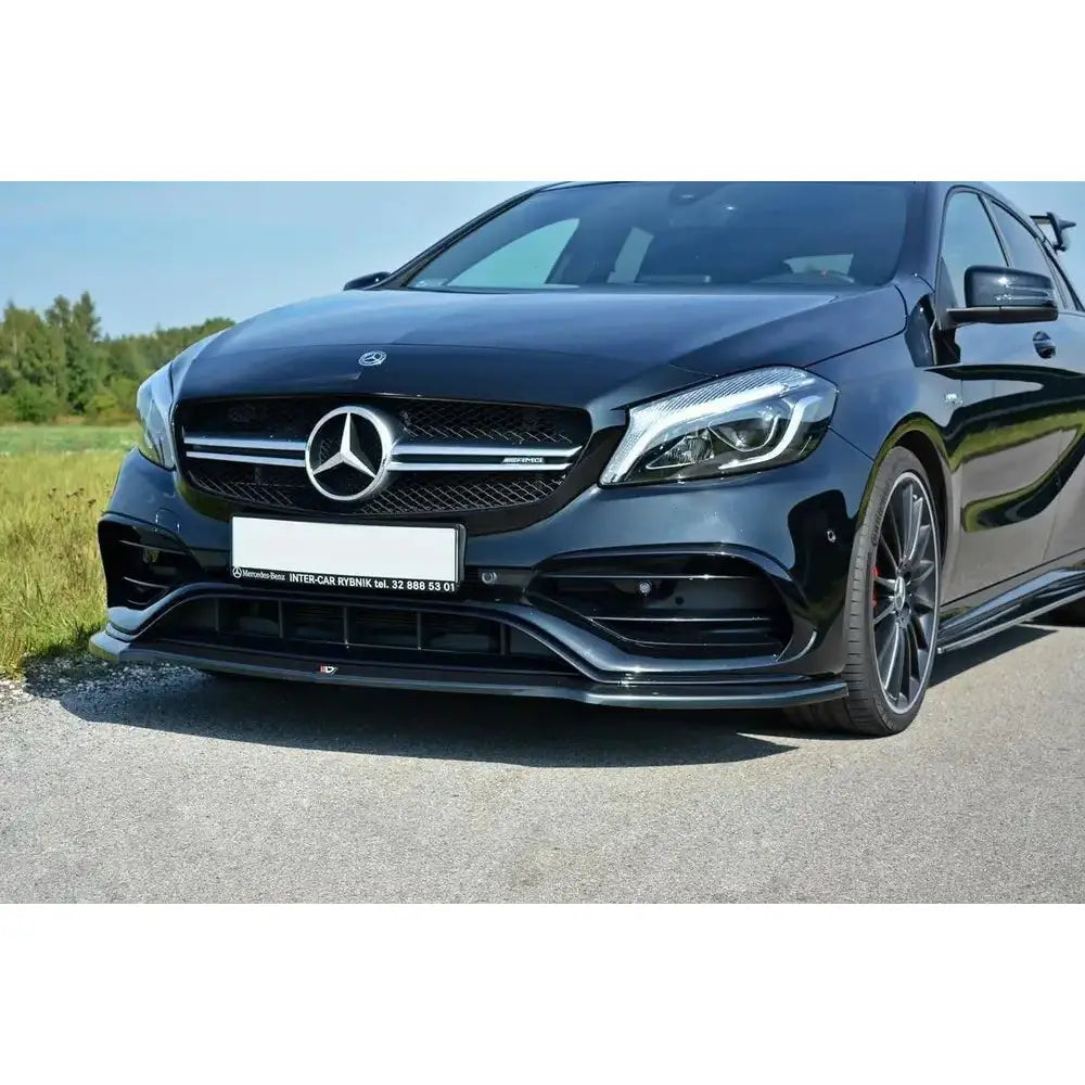 Frontleppe på Mercedes W176 Amg Facelift V.1, sort bil med blank spoiler og store alufelger utendørs.
