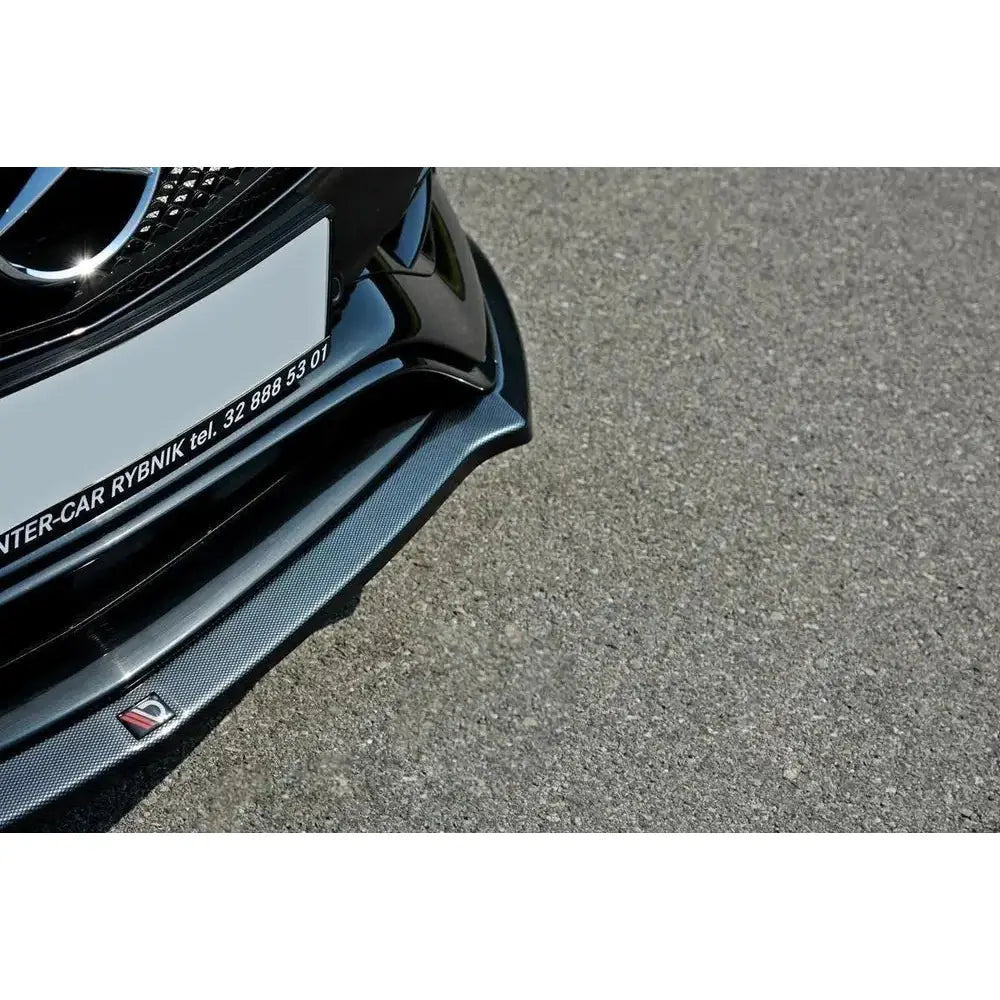 Front splitter Mercedes W176 Amg Facelift V.1 i karbonfiber-look med svarte detaljer mot asfalt.