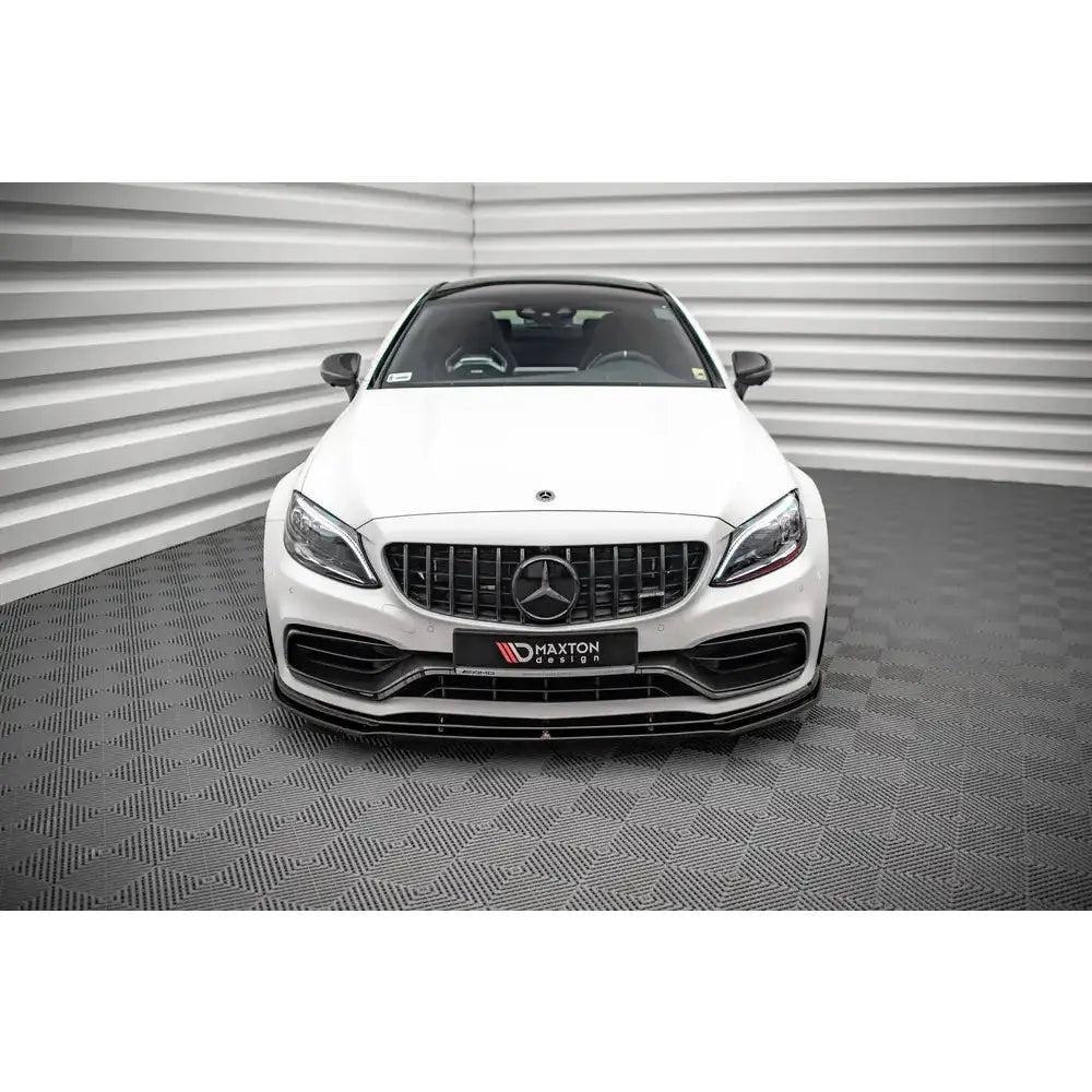 Frontspoiler på Mercedes AMG C63 Coupe C205 Facelift 18-21 sett forfra på grått gulv.