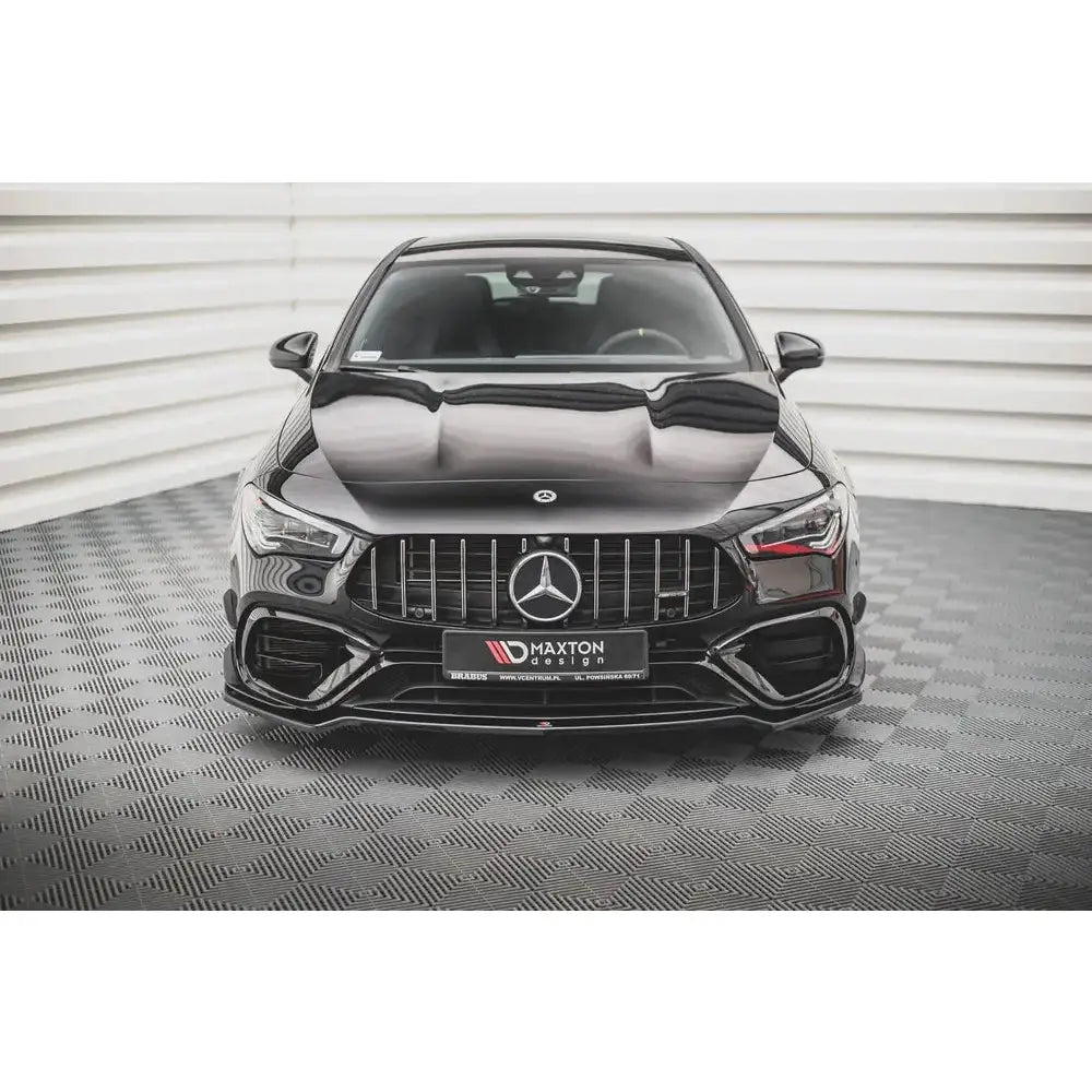 Frontleppe på Mercedes CLA 45 V.1 Aero C118 med krom grill og aerodynamiske detaljer, sett forfra.