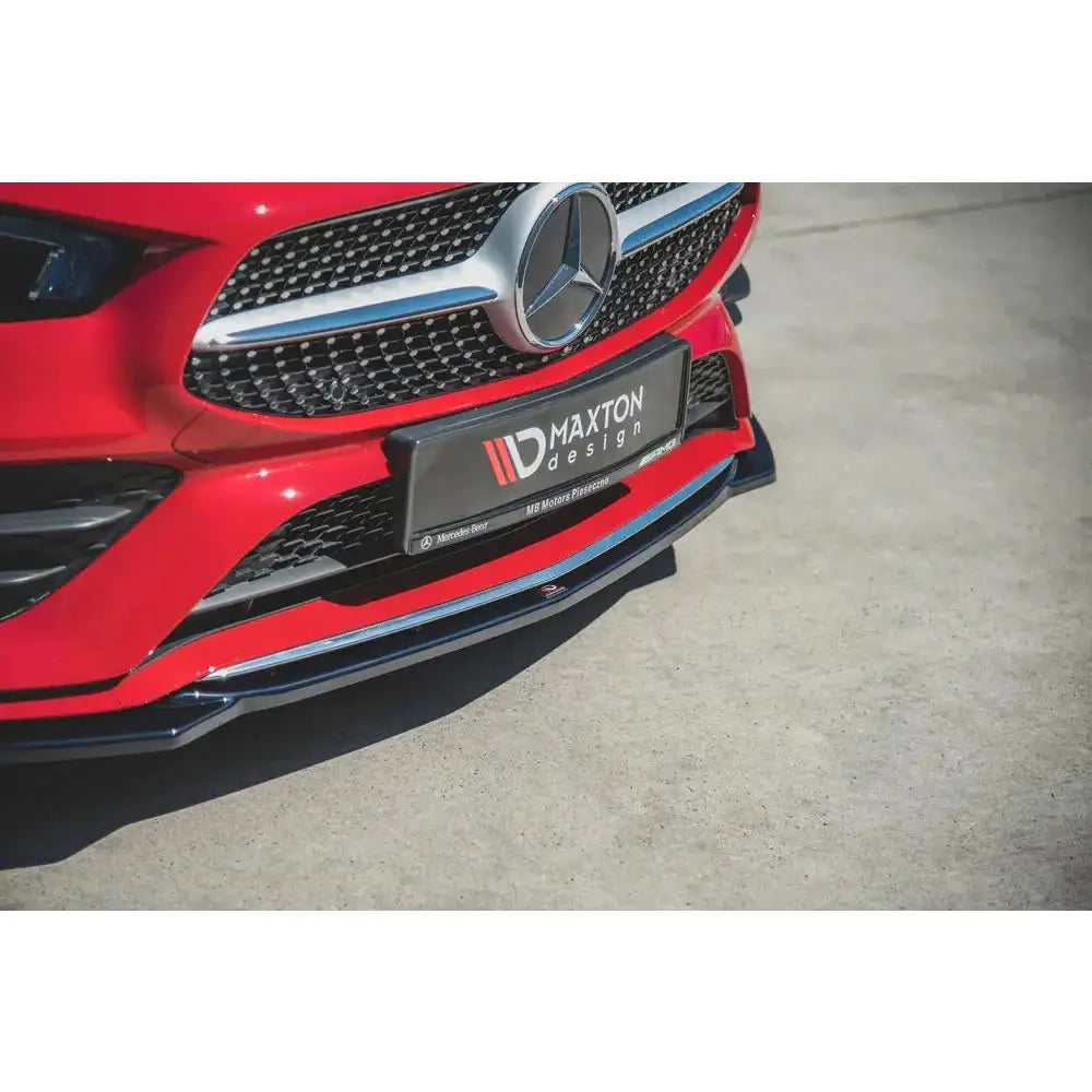 Front splitter Mercedes CLA C118 V.1 Amg-Line i sort og sølv, sett forfra med Maxton Design-logo.