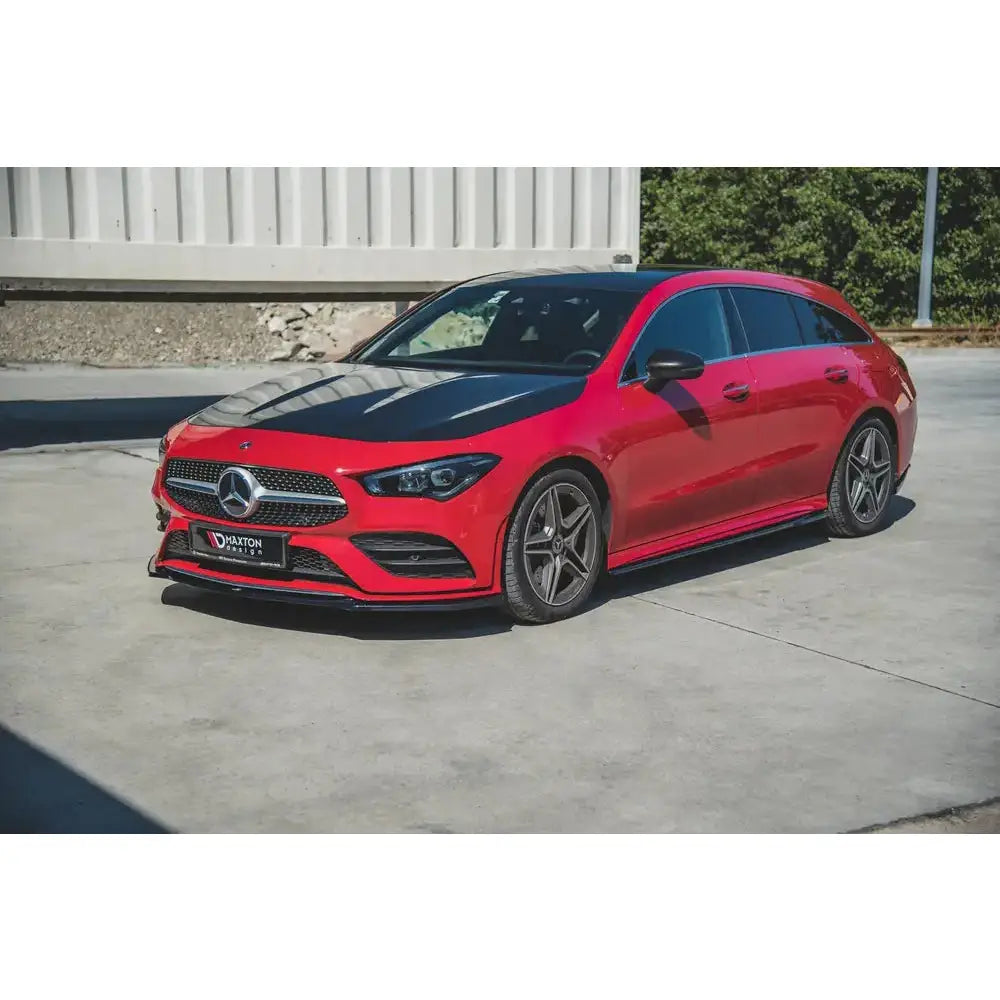 Front lip på Mercedes CLA C118 V.1 Amg-Line, rød stasjonsvogn med svart panser og sportslig spoiler.