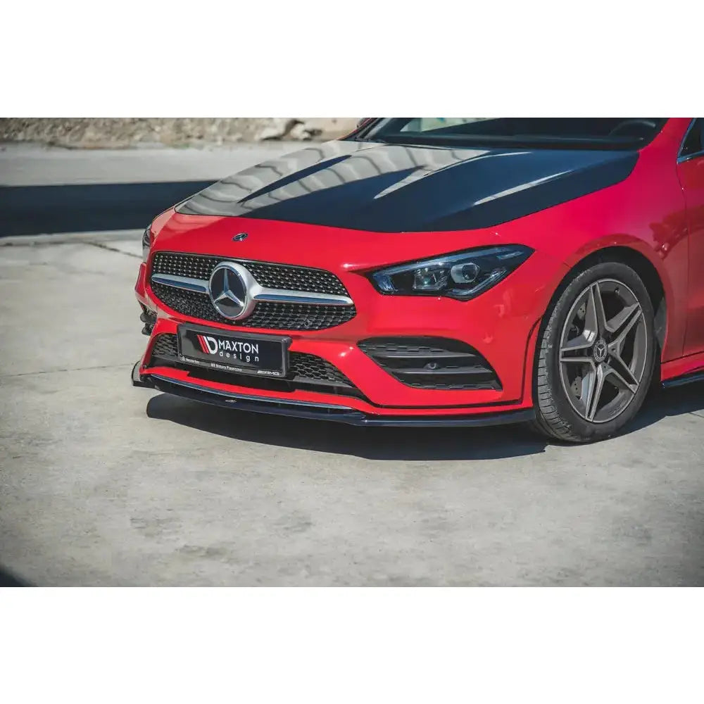 Frontspoiler Mercedes CLA C118 V.1 Amg-Line på rød bil med svart panser og aluminiumsfelger i dagslys.