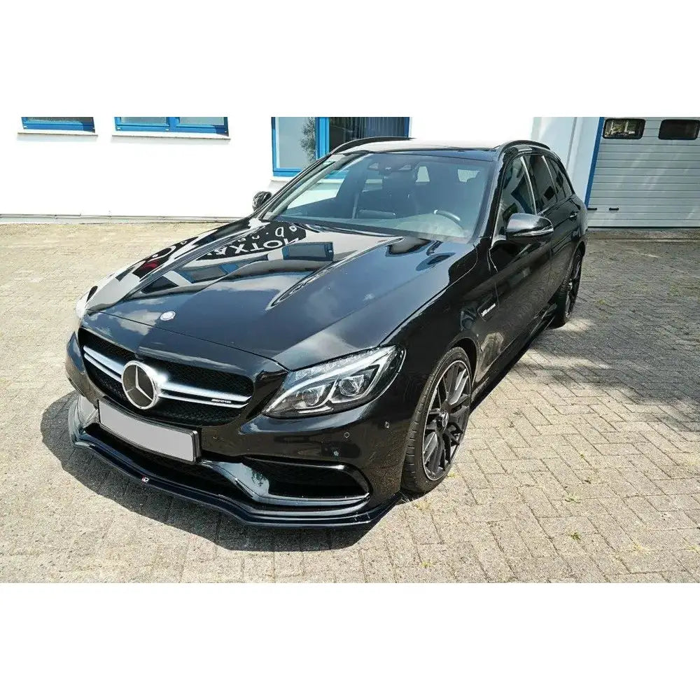 Frontspoiler på Mercedes C-Class S205 63Amg Estate med store felger og kromdetaljer utendørs.