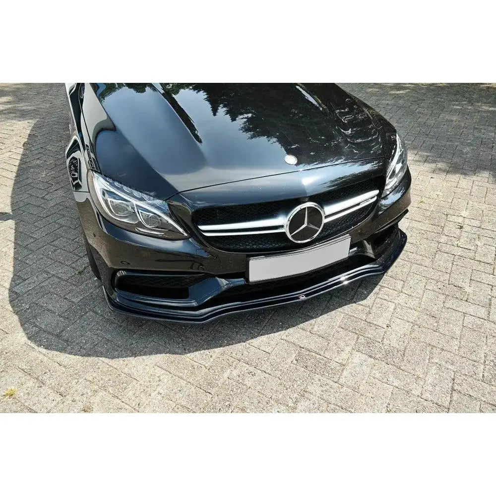 Front splitter på Mercedes C-Klasse S205 63Amg Estate med blank spoiler og kromdetaljer sett skrått ovenfra.