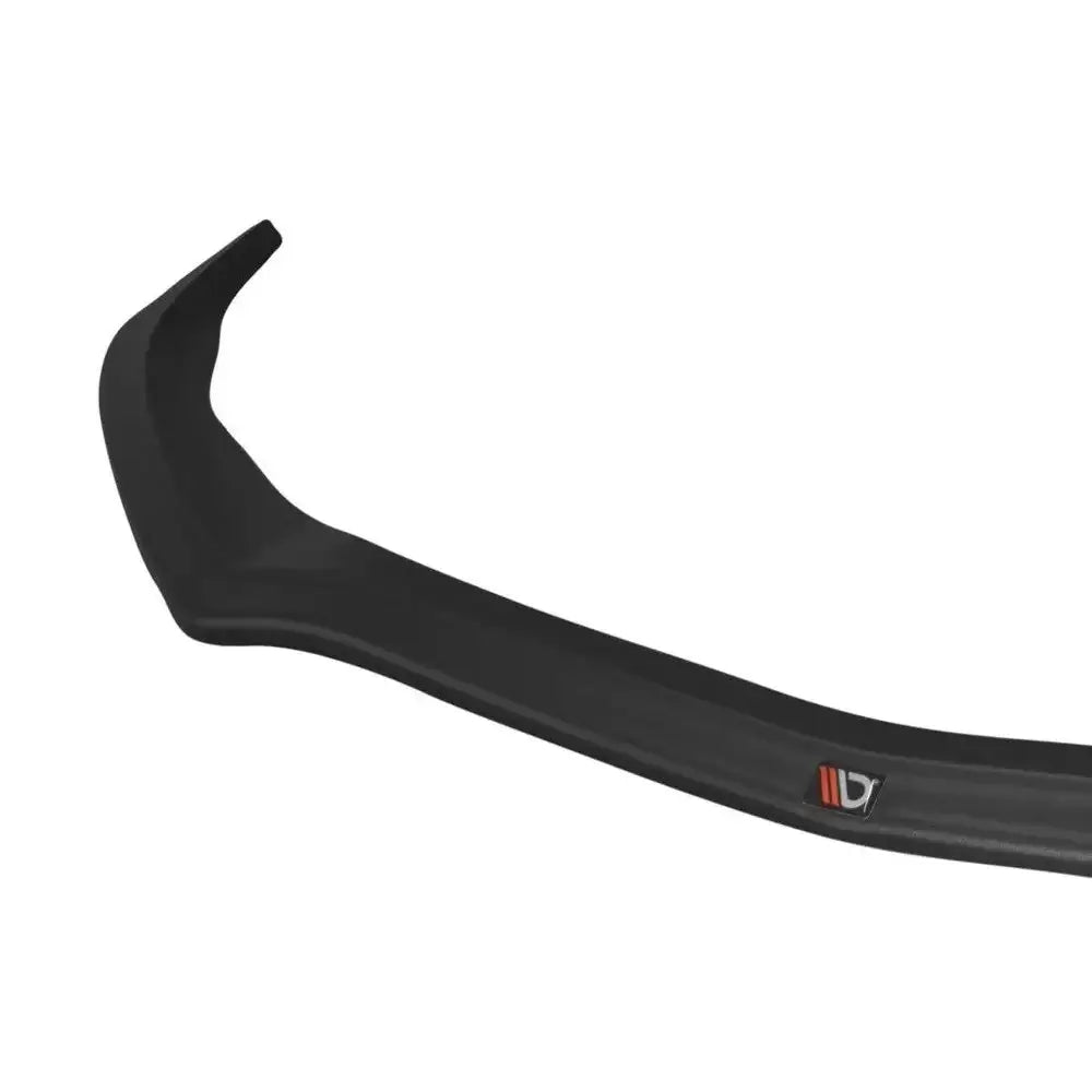 Front lip på sort frontspoiler til Mercedes C-Klasse S205 63Amg, nærbilde av hjørne med logo.