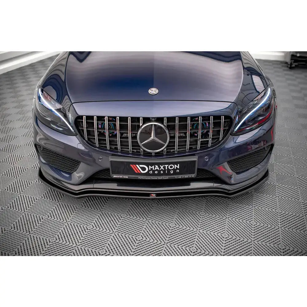 Spoiler på Mercedes C43 AMG W205 V.1 i blå metallic med sort frontsplitter og Maxton Design-logo.