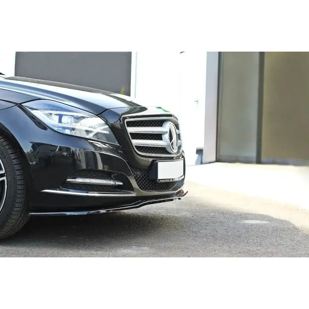 Front splitter på Mercedes CLS C218 V.1 11-14, sort bil med blank frontspoiler nær bakken.