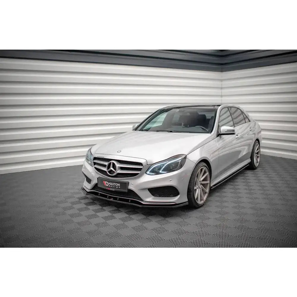 Frontspoiler på Mercedes E AMG-Line W212 Facelift med sorte detaljer i lyst studio.