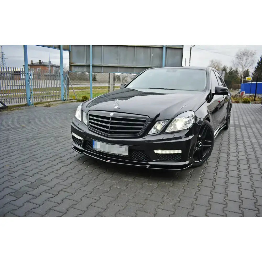 Frontleppe på Mercedes E63 AMG W212 V.1 09-12 med sotede vinduer og svarte felger.