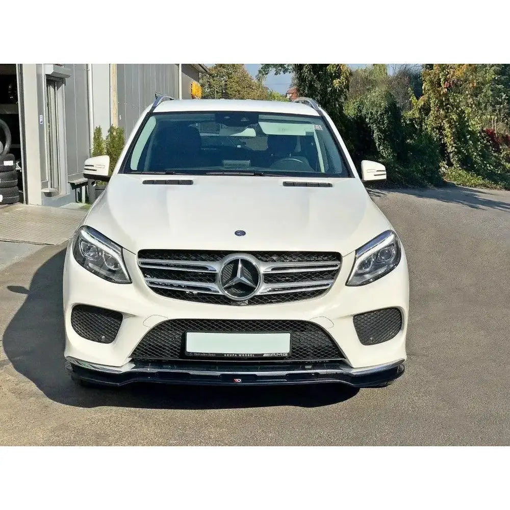 Frontleppe på Mercedes Gle W166 V.1 Amg-Line, hvit SUV forfra med svart spoiler og kromgrill.