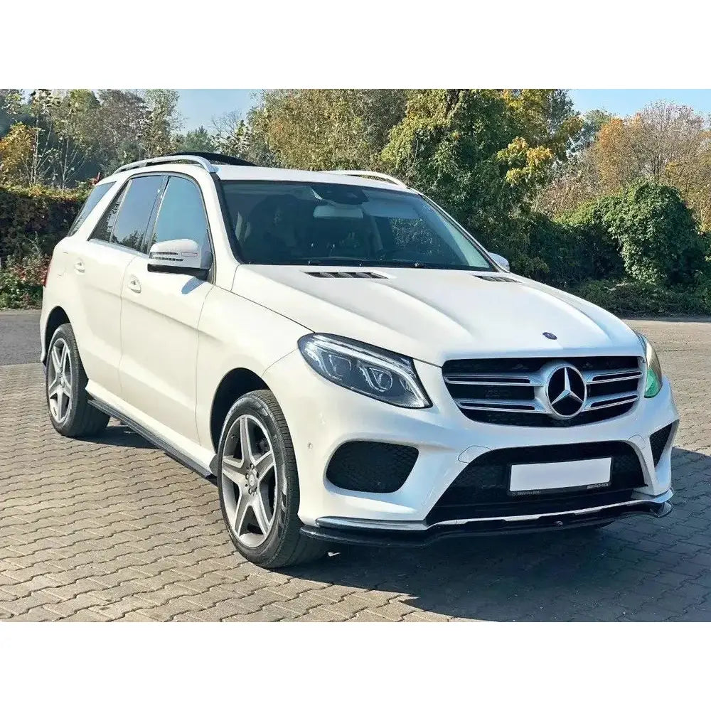 Spoiler på hvit Mercedes GLE W166 AMG-Line, sett skrått forfra med sorte detaljer og aluminiumsfelger.