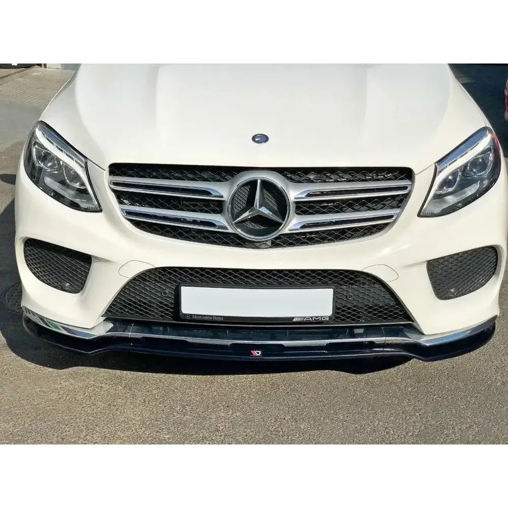 Front splitter på Mercedes Gle W166 V.1 Amg-Line, hvit lakk, sølvgrill og AMG-emblem sett forfra.