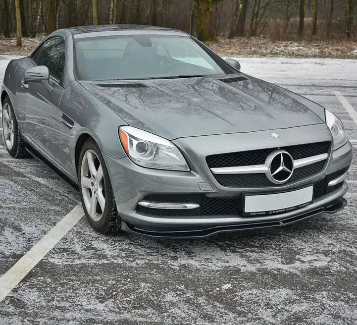 Frontleppe på Mercedes SLK R172, grå bil med store frontlykter og sort grill med kromdetaljer.