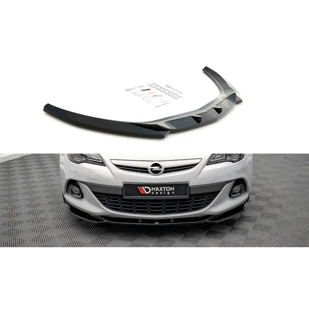 Frontspoiler V.1 til Opel Astra GTC OPC-Line J, svart splitter sett montert på hvit bil med Maxton Design-logo.