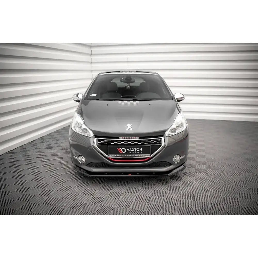 Frontleppe på Peugeot 208 GTi Mk1 V.1 12-15 sett forfra med kromdetaljer og Maxton Design-logo.