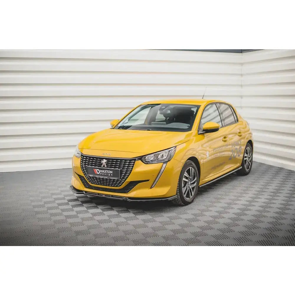 Frontleppe på Peugeot 208 Mk2 V.1, gul bil med sort grill og moderne lykter, parkert innendørs.