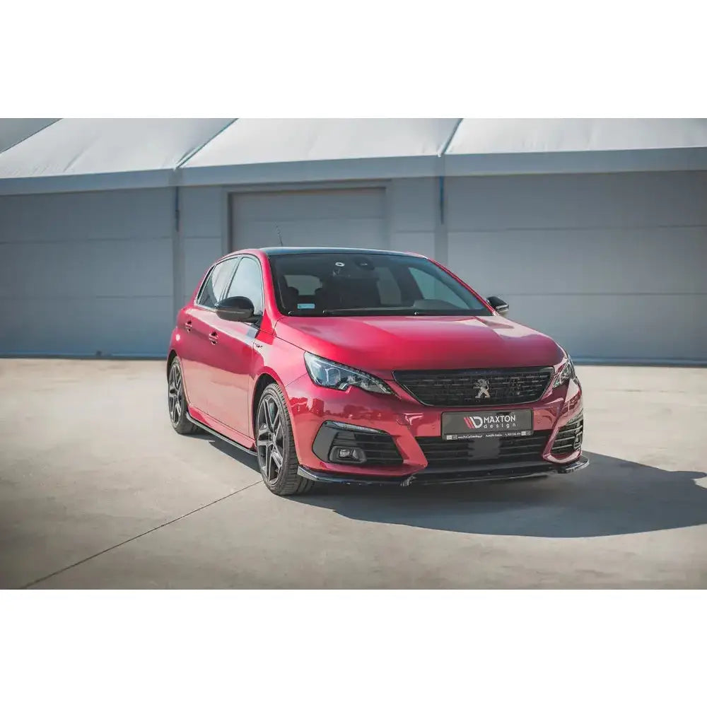 Frontleppe på Peugeot 308 GT Mk2 Facelift V.1, rød bil med sorte detaljer parkert utendørs.
