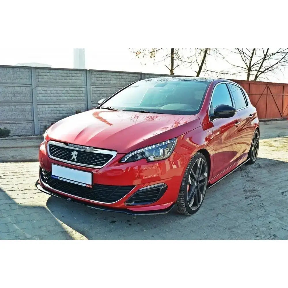 Front lip på rød Peugeot 308 II Gti V.1 med sorte detaljer og store felger, sett forfra skrått.