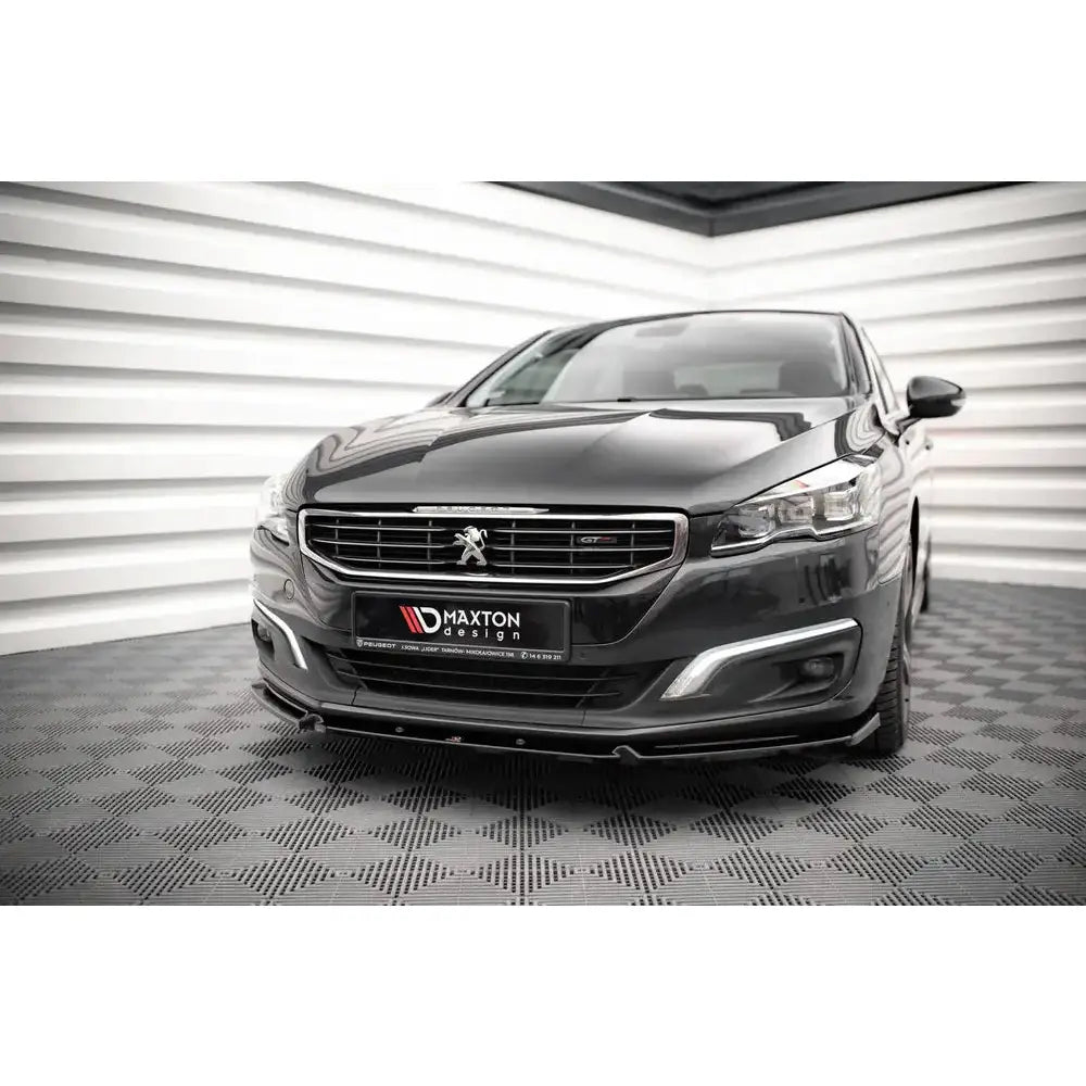 Frontleppe på Peugeot 508 GT Mk1 Facelift med kromdetaljer, sett forfra fra venstre vinkel.
