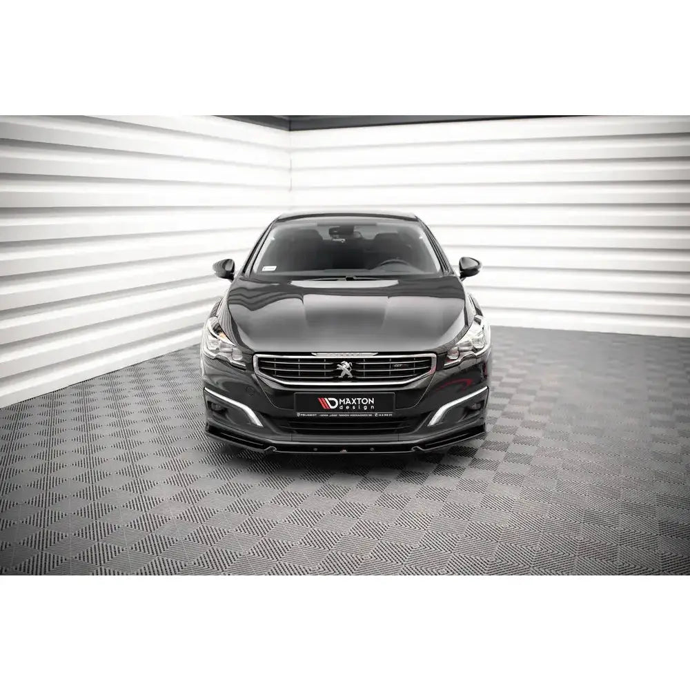 Front splitter på Peugeot 508 GT Mk1 Facelift med kromdetaljer og Maxton Design-logo, sett forfra.