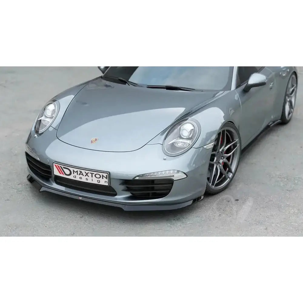 Frontspoiler på Porsche 911 Carrera 991 V.1 sett skrått forfra med moderne frontfanger og Maxton design-skilt.