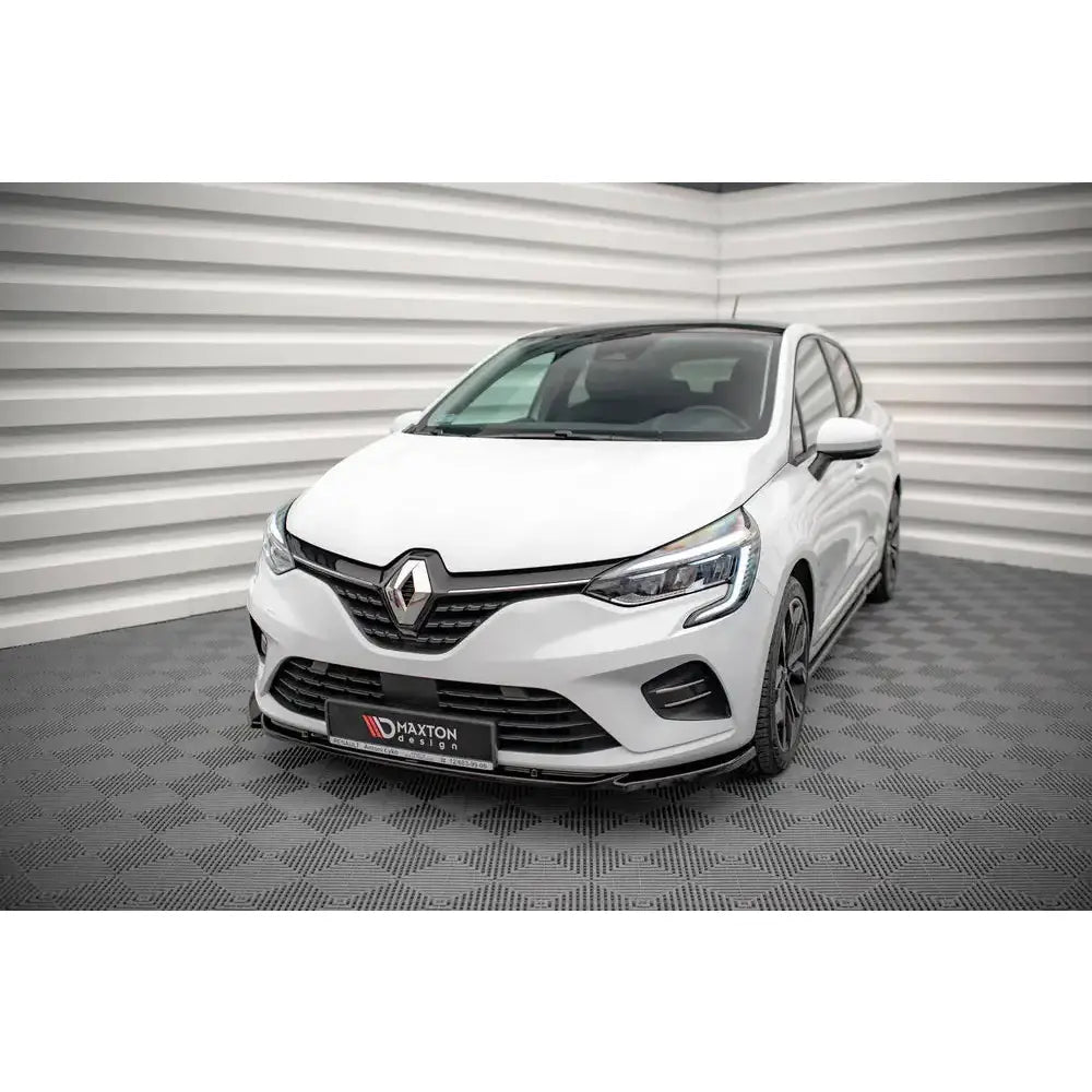 Frontleppe til Renault Clio Mk5 19- V.1 montert på hvit bil, sett forfra fra venstre side.