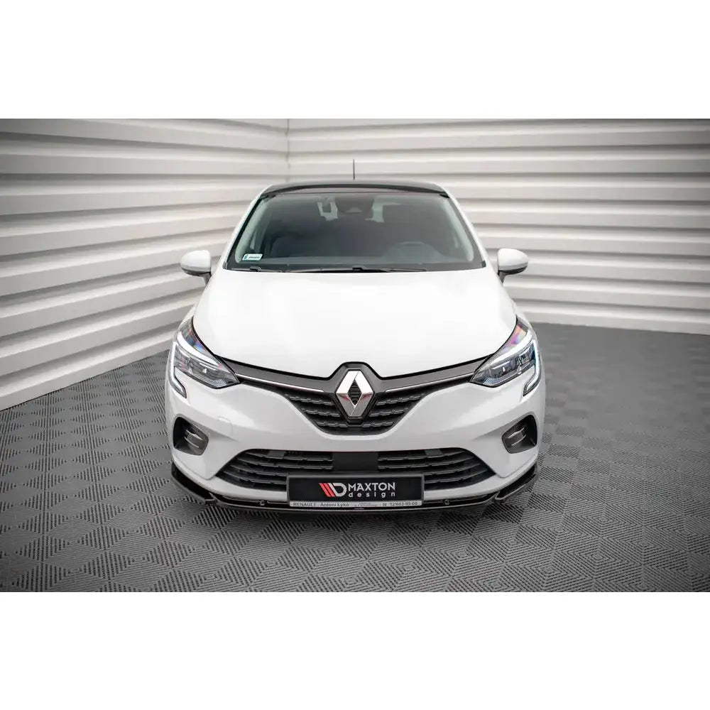 Spoiler på Renault Clio Mk5 19- V.1, hvit bil forfra med svarte detaljer på fronten.