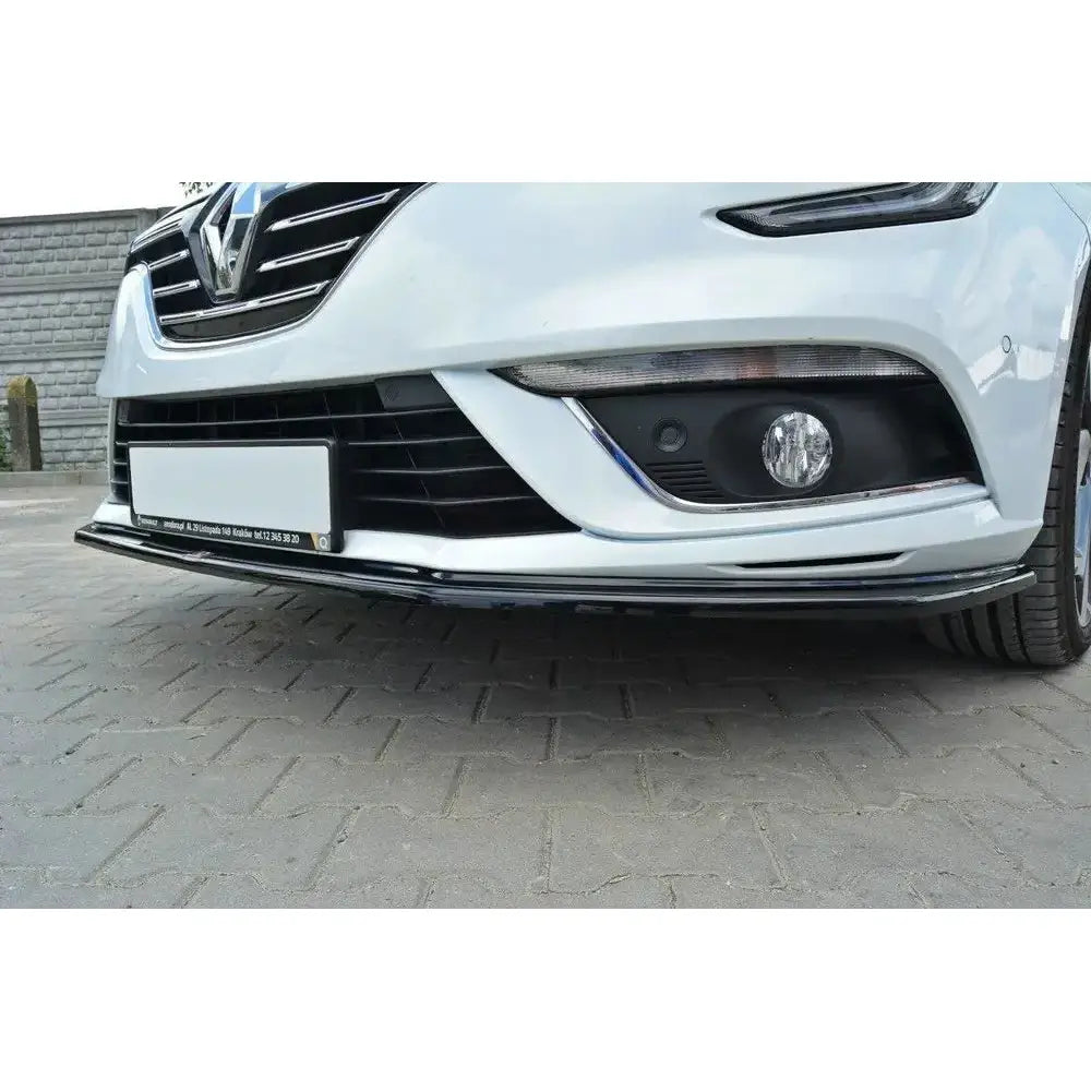 Spoiler til Renault Megane Mk4 Hatchback V.1, nærbilde av svart frontleppe på hvit bil med tåkelys.