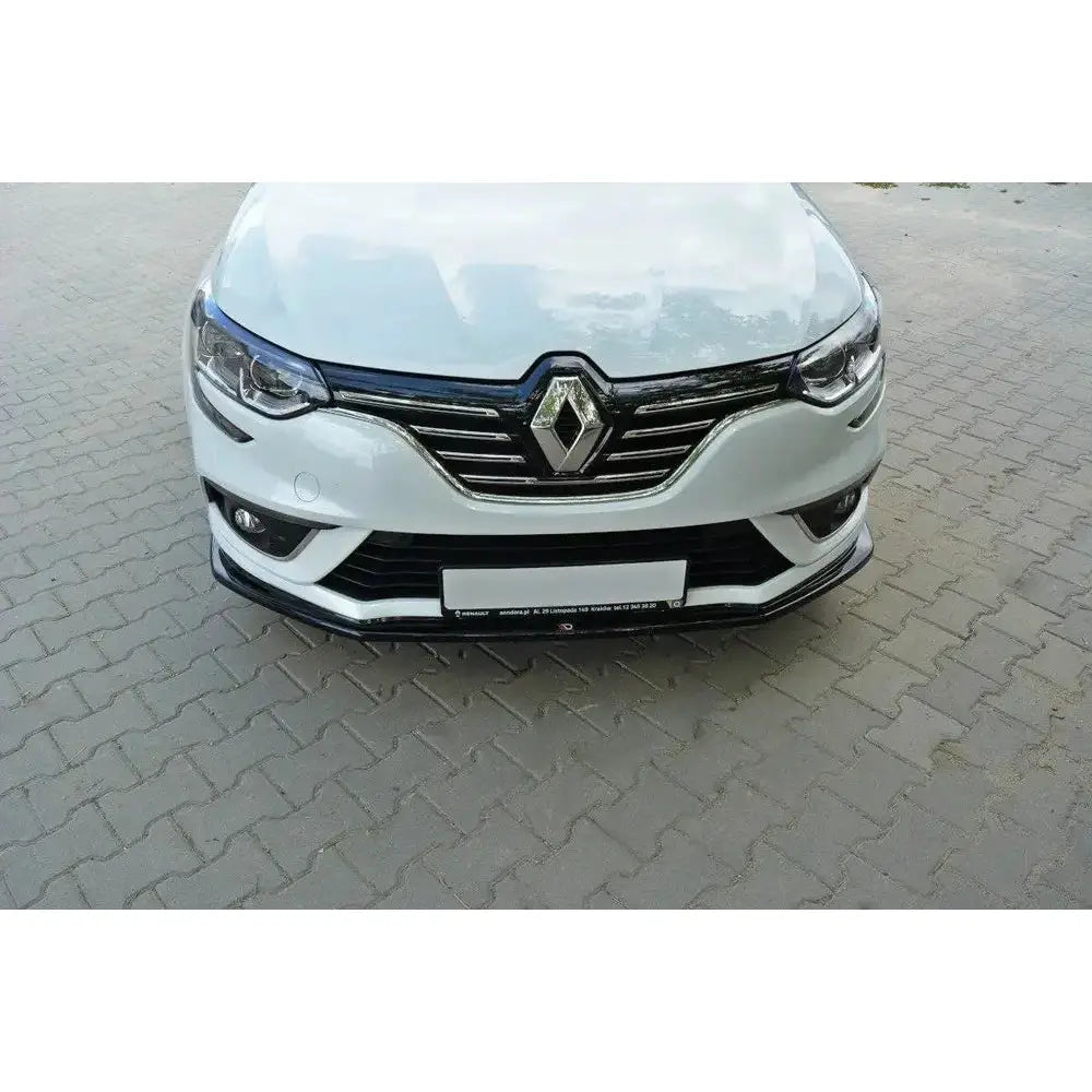 Front splitter på hvit Renault Megane Mk4 Hatchback med sorte og kromdetaljer sett rett forfra.