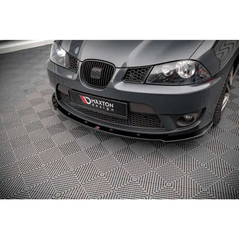 Front splitter på Seat Ibiza Cupra Mk3 04-08 med røde detaljer og geometrisk teppegulv.