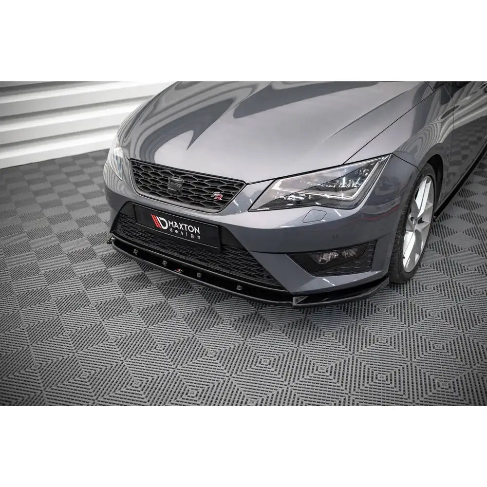 Spoiler til Seat Leon FR/Cupra Mk3 V.1 montert foran på grå bil, sett skrått forfra.