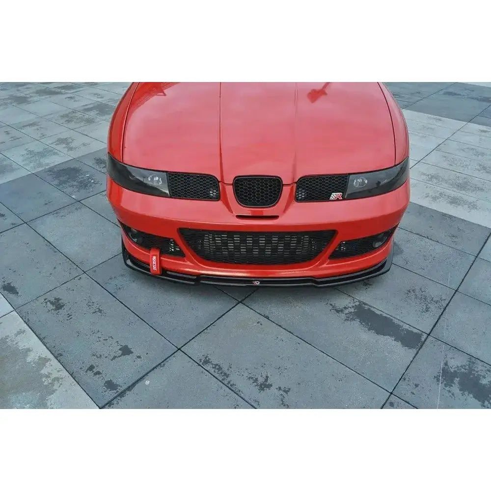 Front splitter på rød Seat Leon Mk1 Cupra V.1 med svart grill og rød tauløkke foran.