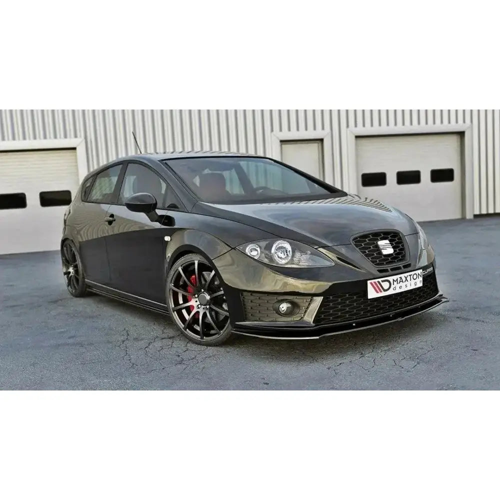 Frontleppe på sort Seat Leon Mk2 Cupra FR med sportsfelger, rød bremsekaliper og Maxton Design-skilt.