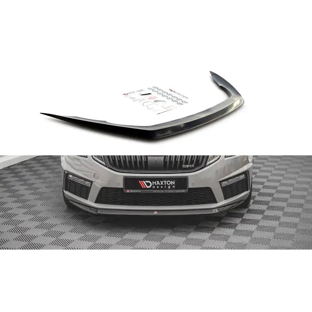 Frontleppe til Skoda Octavia RS Mk3 Facelift 16-19, sort plast, nærbilde og montert på grå bil.